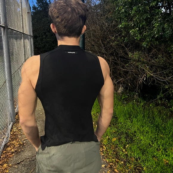 ALPHALETE MEN SLEEVELESS SPLIT END TANK TOP VEST T SHIRT ALL BLACK WORKOUT SPORT - Picture 7 of 16